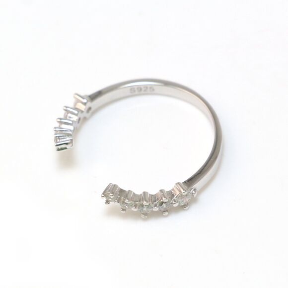 925 Sterling Silver Sparkling Cubic Zirconia Gemstone Ring - Picture 5 of 9